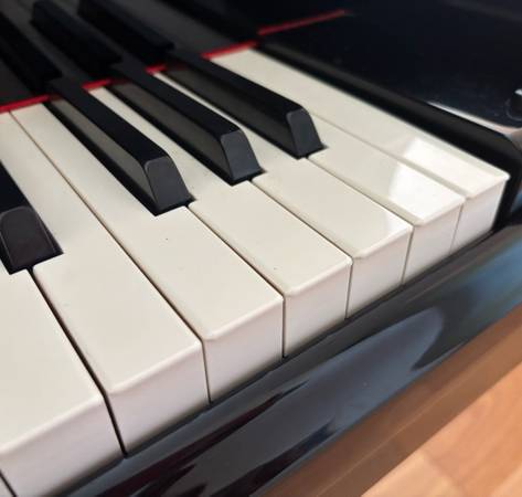 Piano de cola de concierto KAWAI de 1992, 6’9”, casi nuevo, poco usado - $14.500 (Fremont)63471412959745124