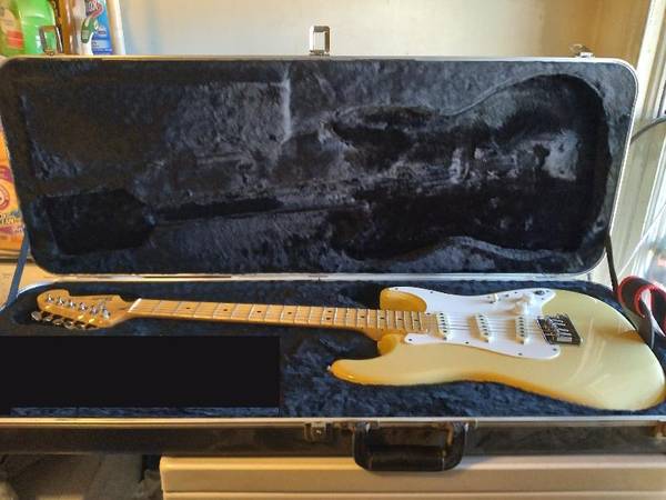 FENDER STRATOCASTER USA 1983 or 1984 - musical instruments