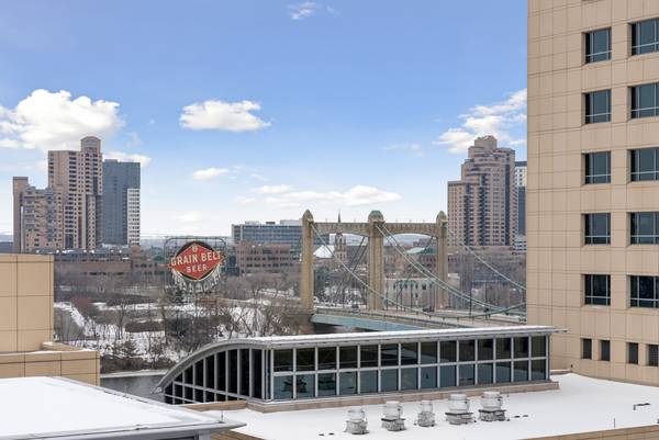 $2,888 / 2br - 924ft2 - Sunlit Corner 2BR/2BA, Balcony, Beautiful Amenities, Great Location! (North Loop)63797881914371121
