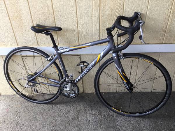 GIANT Ocr 2. Tamaño 44 cm (S). Aluminio con horquilla de carbono. 27 velocidades. Excelente estado - $320 (san jose este)63439655408897122