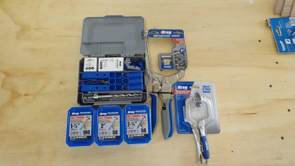 Kreg KPHJ320 Pocket Hole Jig and accessories 1