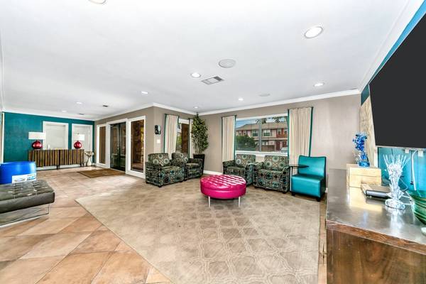 Dining Room, Cable Ready, Health Club Discount 1