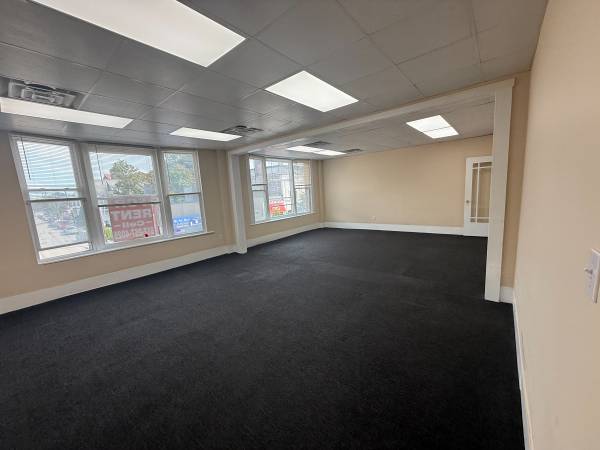 $2,000 / 1500ft2 - OFICINA GRANDE EN SEGUNDO PISO DE MOODY ST DISPONIBLE AHORA (Moody St)63699276590083120