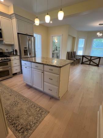 $4,200 / 5br - 2500ft2 - Quiet, sunny, updated and de-leaded, close to the train (West Roxbury)63856665372033121