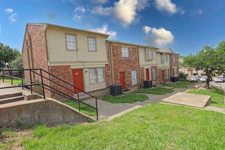 $1,500 / 2br - 965ft2 - Central Air and Heating, Linen Closet, Public Transportation (5875 Mountain Valley Ln, Dallas, TX)63796601761281124