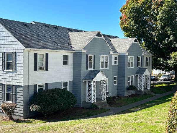 $1,775 / 2br - 1125ft2 - Stop by today and check out our lovely 2 bedroom townhome! (Bremerton - Near Puget Sound)63910195623299120