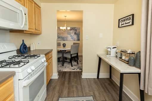 $1,730 / 2br - 950ft2 - Package Receiving, Apartments: Patio/Balcony, 2bd 1ba (24 Colony Hill Ct, Baltimore, MD)63695019985411124