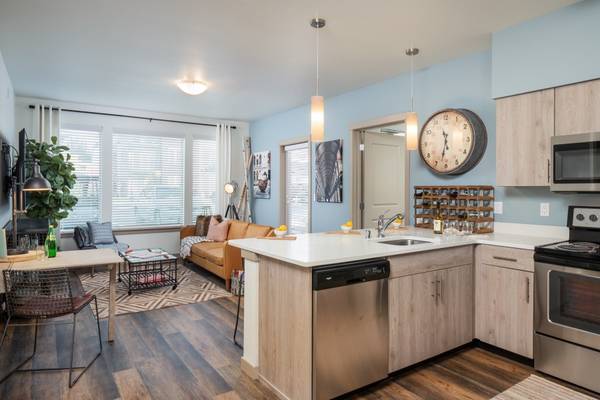 $2,515 / 2 habitaciones - 932 pies² - ¡Excelente vista, 2 habitaciones y 2 baños en segundo piso disponible AHORA! (Maple Valley, Renton, Covington)63688532120579121