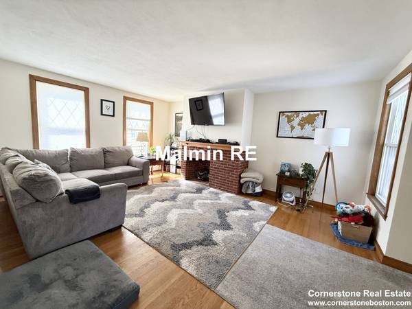 $4,000 / 2br - Gorgeous 2 bed 1.5 bath in Southie w/ parking included!! (South Boston)63802096991361124