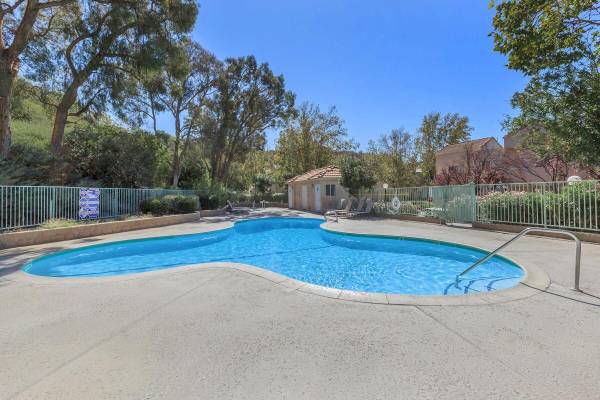 $2,589 / 2br - 1012ft2 - Central Air/Heating, Beautiful Landscaping, 2 BD (Santa Clarita)63701166522755124