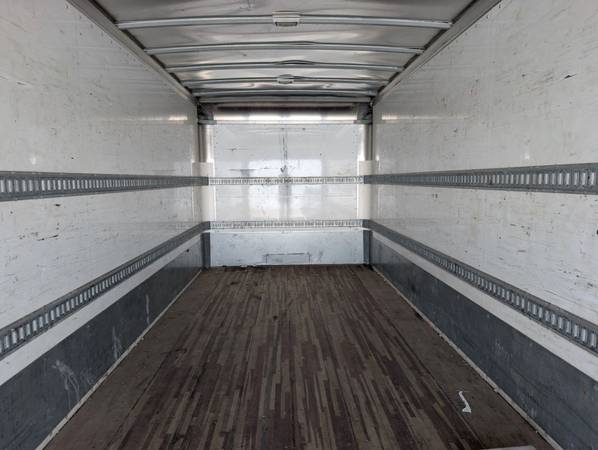 2018 Isuzu FTR 24FT - Photo 9