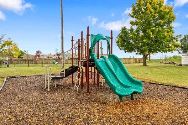 $945 / 2br - 764ft2 - 🦋Large Clubhouse, Community Grill/BBQ Area, Balcony 🦋 (4419 1st Ave SW, Cedar Rapids, IA)63942847619842122