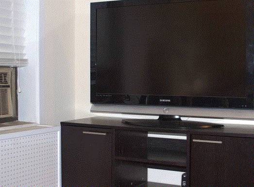 $680 ==duplex apartment has One bedroom,,,,dining area, smart TV, air condi (vermont)63417290735875124