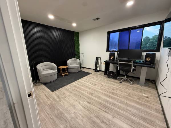 $1 / 400ft2 - BARBER SHOP Station Per WEEK  $10063964262924931124