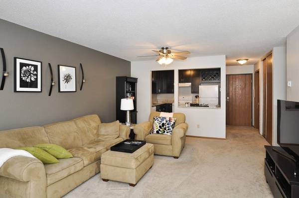 $1,595 / 2br - 976ft2 - Renovated 2 bdrm with Great Plymouth Location (Plymouth)64048422423169124