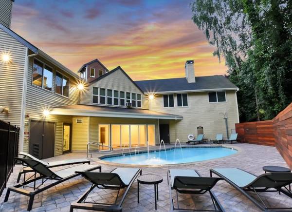 $2,045 / 2br - 820ft2 - Foso de fuego al aire libre, cama solarium, taquillas para paquetes Amazon Hub (Mountlake Terrace)63850638990595121