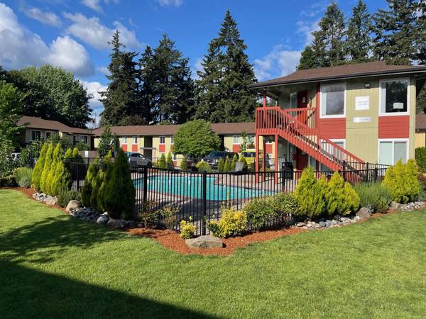 $1,495 / 2br - NOW HALF OFF for 1 MTH! 2 Bed - Milgard Windows, Plank Wood Flooring (Halsey & I-84)63867270035713121