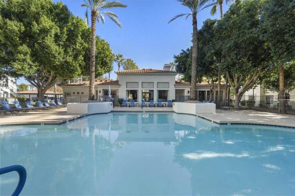 $1,768 / 2br - 1100ft2 - Luxurious 2 bed / 2 bath available with convenient washer & dryer (Glendale)63623944815747122