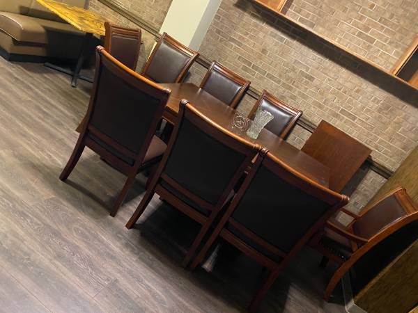 Gorgeous dining table for 8 seating 1