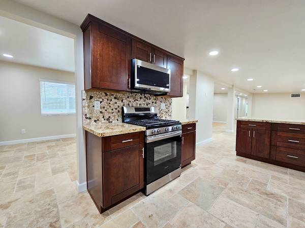 $4,995 / 4br - 3080ft2 - Club View Terrace! REMODELED HOME! LARGE YARD!! COME TOUR!!! (Chula Vista)63841344289921122