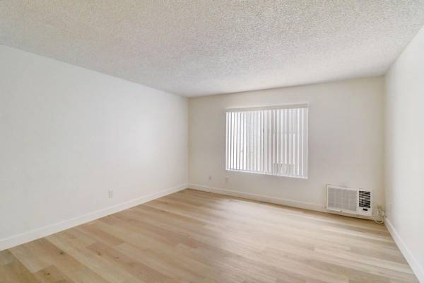 $1,890 / 1hab - 700ft2 - Lujoso de 1 hab/1 baño con garaje y estacionamiento fuera de la calle (Spring Valley)63621323281153122