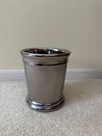 small planter/ croc - silver finish 1
