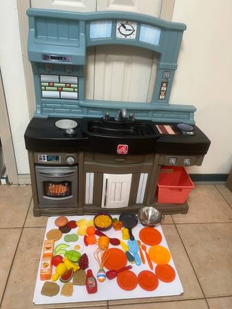 Play kitchen 1