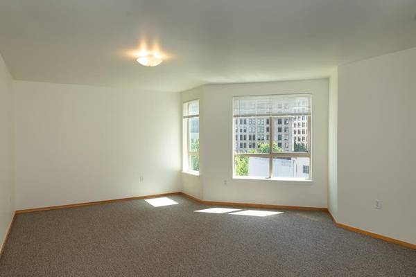 $999 / 395ft2 - Built In Shelving, Lush Garden Courtyard, Wood Inspired Flooring (Downtown)63808130984833121
