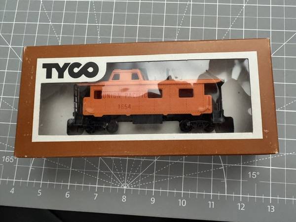 Tyco Ho Scale 8 Wheel Caboose Union Pacific Model Train Car #327H