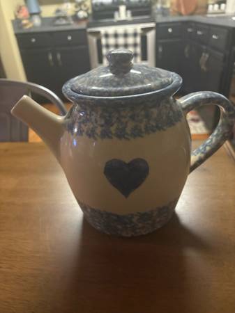 Henn Workshops teapot 1