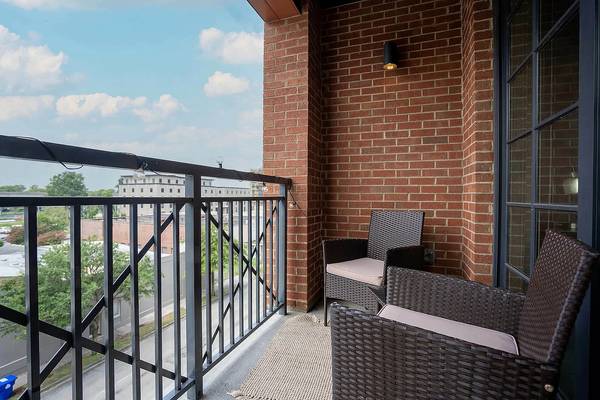 $1,250 / 1br - 500ft2 - Summit Place64015947494785120