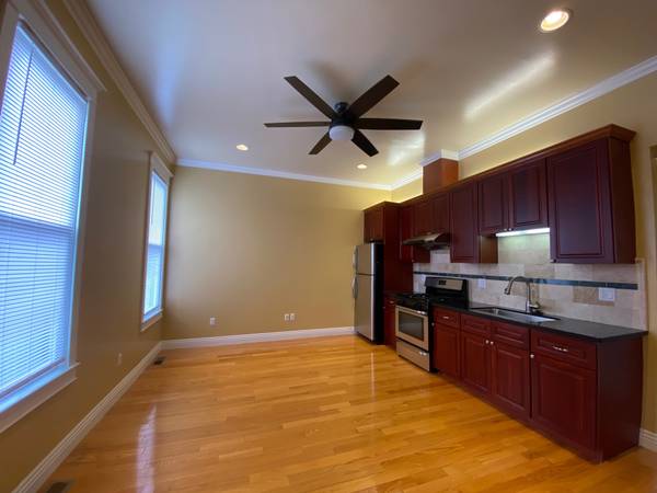 $2,400 / 2br - Cozy Two Bedroom with Updates, High Ceilings, Parking & Private Laundy (alameda)64000750015361121