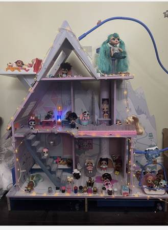 LOL Winter Surprise Disco Chalet Wooden Dollhouse 1