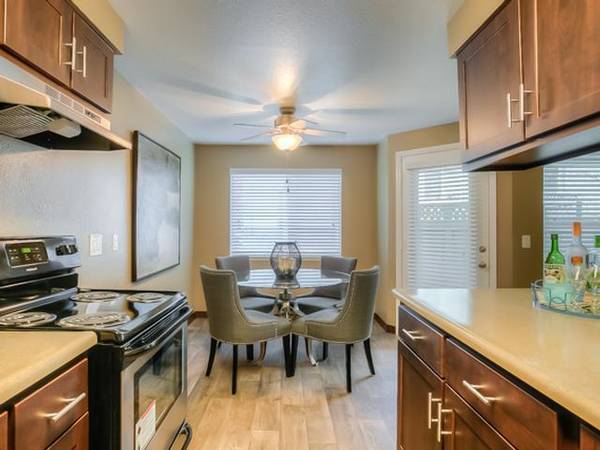 $1,715 / 2br - 865ft2 - Spa, New Black and Stainless Steel Appliances - Select homes (Nestled in the quaint community of Gresham.)63777362953091120