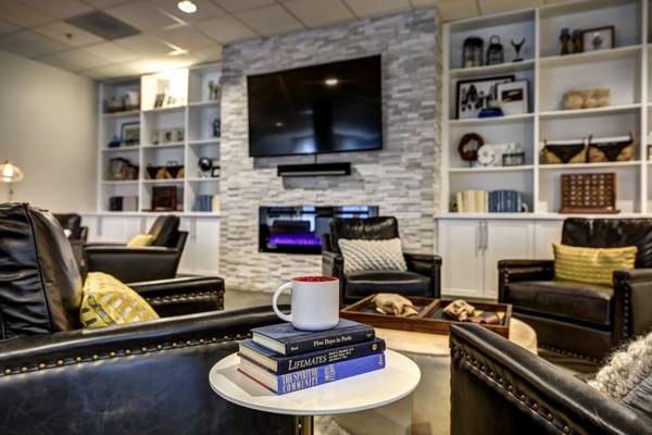 $1,725 / 1br - 578ft2 - Custom Window Coverings, Refrigerator & Dishwasher63688407253249124