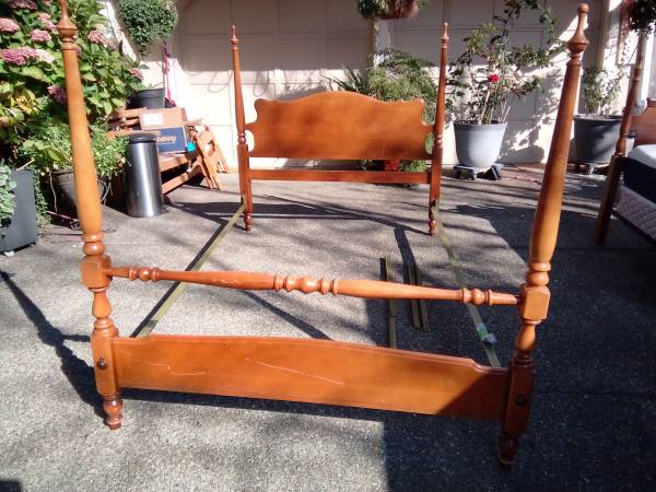 4 Post Maple Full Size Bedframe 1