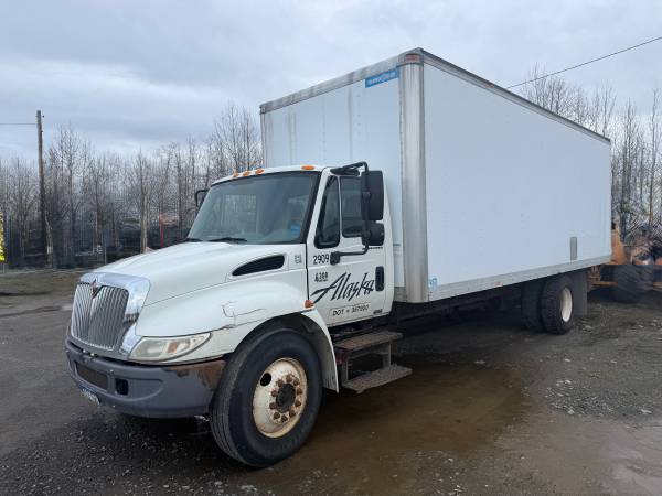 2002 International 4300 with 7.6L L6 DT466 diesel, automatic, 60k mil 1