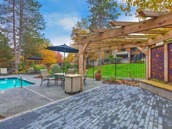 $1,899 / 2br - 880ft2 - Renovaciones Interiores Completas, Chimenea de Leña (Lynnwood)63688514512131121