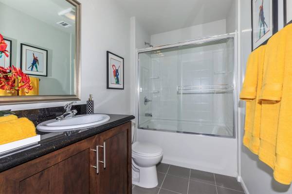 $3,109 / 2br - 964ft2 - 2B/2B, tocadores de vestidor, techos de 9 pies con molduras coronadas (1026 S Broadway, Los Ángeles, CA)63829376358401122