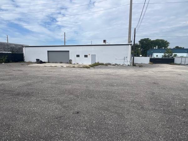 $17,500 / 11325ft2 - PATIO CERCADO + EDIFICIO DE 3,500SF + PUERTAS DE NAVE AMPLIAS - BIENVENIDO AUTOMOTRIZ (OAKLAND PARK, FL)63769617829505123