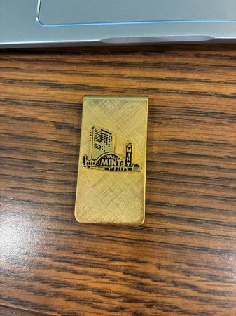 New unused Las Vegas Mint Casino gold tone money clip 1
