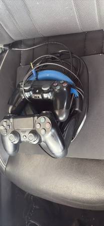 Ps4 + headset + 2 controllers 1