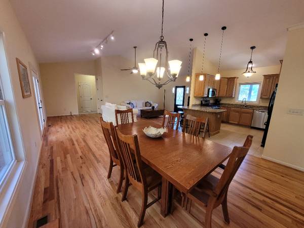 $2250.00 / 3br - 1800ft2 - $2,250 / 3br - 1800ft House, Amazing Views, Country Living, Town Conve64029207824386120