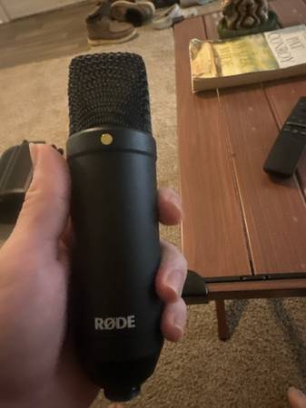 RODE NT1 mic + stand 1