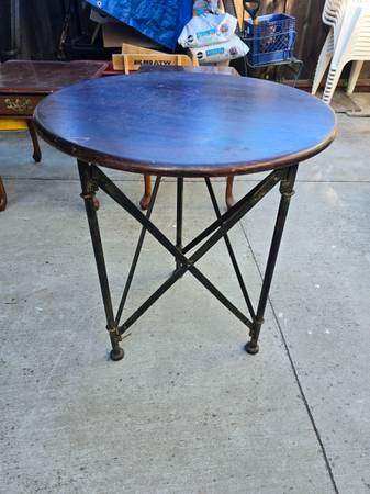 Round display table 1