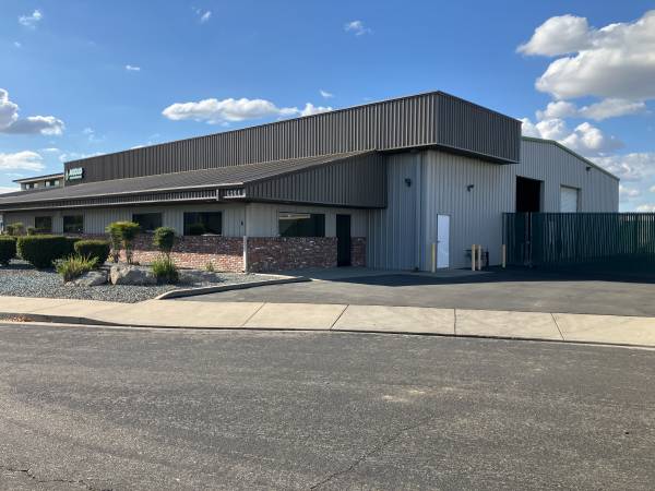 $4,000 / 4200ft2 - COMMERCIAL SPACE FOR RENT 1309 Doker Dr., (Modesto)63763004151937120