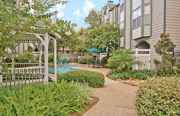 $1,255 / 1br - 899ft2 - Your Apartment Hunt Ends Here! (FAT CITY)63792146164737124