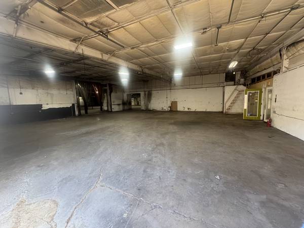 $2,995 / 2450ft2 - INDUSTRIAL SMALL BAY WORKSHOP/WAREHOUSE (14TH ST & BROADWAY)64024823568259121