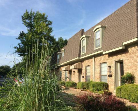 $970 / 2br - 1050ft2 - Extra Large Walk In Showers, Faux wood flooring, Gated Community63806193824001124