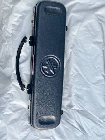 Yamaha Hard Shell Flute Case – Durable, Velvet-Lined, Fits Standard 1